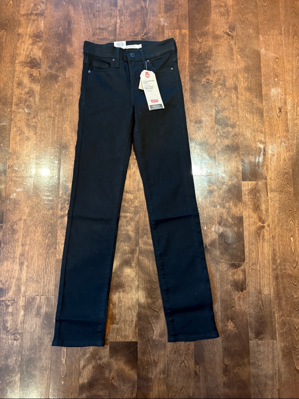NWT Levi’s 312 shaping slim jeans